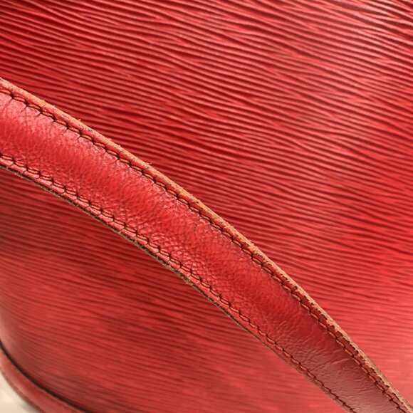 【9MK】 LV Red Epi St Jacques Tote Sku# 84008 (Gently Used, Crack/Split) - Picture 9 of 16